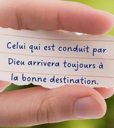 a person holding a piece of paper with writing on it that says, celli qui est conduit par dieu arriveraa toqus a la bone destination