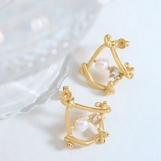 Style: Female Material: Titanium Steel, Freshwater Pearl, Zircon Pearl Type: Cultured Pearl Color: White Earring Color: Gold, Silver Earring Size: 2.5*2.3cm Diamond And Pearl Earrings, Pearl Earrings Gold, White Earring, Zircon Earrings, Retro Geometric, Geometric Diamond, Flower Hair Accessories, Pearl Types, White Earrings