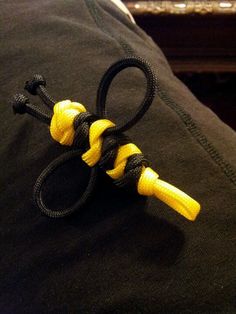 a pair of yellow and black ropes attached to a pillow