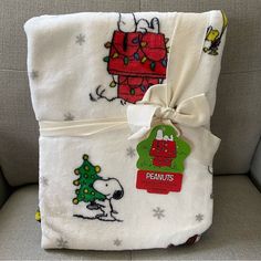 55inx70in Snoopy Christmas Throw Blanket Snoopy Christmas Blanket, Cute Christmas Blankets, Christmas Blanket Aesthetic, Snoopy Blankets, Snoopy Decorations, Snoopy Christmas Decorations, Snoopy Blanket, Burr Basket, Snoopy Stuff