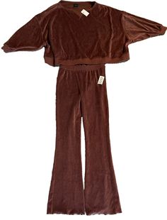 Elevate your activewear game with this stylish Out From Under sweatpants set, exclusively made for Urban Outfitters. This set features a comfortable and trendy brown sweatpants with a 32-inch inseam and a matching top, perfect for a casual day out with friends or a cozy evening at home. The size medium outfit is tailored for women and is made for regular use. The Urban Outfitters sweatpants set is perfect for all occasions, thanks to its versatile design. The outfit is designed with quality materials and includes an array of features like a comfortable fit, brown color, and sweatpants style. This chic and stylish outfit is sure to be your go-to activewear set, making it a must-have in your wardrobe. Urban Outfitters Relaxed Fit Pants For Loungewear, Urban Outfitters Casual Loungewear Pants, Casual Loungewear Pants By Urban Outfitters, Casual Loungewear Pants From Urban Outfitters, Casual Urban Outfitters Pants For Loungewear, Casual Brown Pants By Urban Outfitters, Casual Brown Pants From Urban Outfitters, Urban Outfitters Casual Brown Pants, Urban Outfitters Stretch Bottoms For Fall