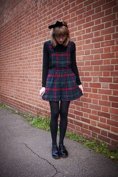 Retro Witch, Quirky Fashion, Zooey Deschanel, Poses References, Hipster Fashion, Black Tights, Plaid Dress, Looks Vintage, Grunge Fashion