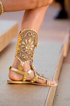 Greek Fashion, Dolce E Gabbana, Palm Beach Sandals, Fantasy Clothing, Valentino Studs, Dolce & Gabbana, Insta Fashion, Fashion Shoes