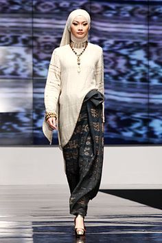 Ida Royani Indonesia Fashion Week, Muslimah Style, Kebaya Muslim, Outfits Modest, Trendy Skirts, Ethnic Outfits, Stylish Party Dresses