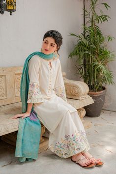 Pakistani Dresses Casual, Pakistani Fashion Party Wear, Traditional Indian Outfits, Dress Design Patterns, Simple Pakistani Dresses