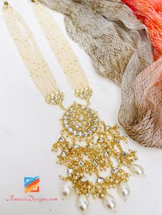 Feine Perlen, leicht, flexibel, golden, Kundan, lange Mala, Rani Haar mit Halsreif, Jhumki-Ohrringe, Tikka-Set.

 - KOSTENLOSER Versand von Kanada in die USA, nach Kanada, Australien, Neuseeland, Norwegen, Europa und überall sonst möglich.

 Entdecken Sie weitere BRAUT-SETS und INDISCHE SCHMUCK-SETS



 📦 Unübertroffener KOSTENLOSER weltweiter Versand

 ⭐️⭐️⭐️⭐️⭐️ 5-Sterne-Kundenbewertungen 












 Rajveer, Kanada ⭐️⭐️⭐️⭐️⭐️

 Ich habe ein Chokkar-Set auf dieser Website gekauft. Ic Gold Temple Jewelry Long Necklace For Festive Occasions, Festive Gold Temple Jewelry Long Necklace, Gold Long Kundan Necklace For Festive Occasions, Traditional Gold Long Necklace For Festive Occasion, Festive Gold Long Kundan Necklace, Gold Jewelry With Gota Work For Festivals, Gold Long Necklace For Festive Occasions, Long Kundan Necklace With Latkans For Celebration, Gold Long Necklace For Weddings, Temple Style