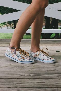 24 Crazy Cool Ways to Customize Your Own Sneakers this Weekend Homemade Shoes, Floral Vans, White Canvas Shoes, Creative Shoes, Stunning Shoes, Old Shoes, White Vans