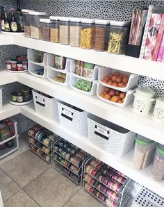 Having a functional and well organized pantry with shelves, drawers and pullout baskets are the stuff that kitchens dreams are made of. #kitchen #organization #ideas Organized Pantry Ideas, Pantry Layout Ideas, Pantry With Shelves, Organize Fridge, Small Pantry Ideas, Pantry Storage Ideas, Kitchen Pantry Ideas, Pantry Layout, Pantry Organization Ideas