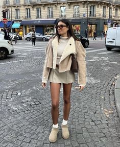 Beige Skirt Winter Outfit, Ugg And Skirt Outfit, Beige Sherpa Jacket Outfit, Beige Skirt Outfit Winter, Beige Skirt Winter, Beige Boots Outfit Ankle, Uggs Mini Outfit, How To Style Ugg Boots, Fashion Style 2023