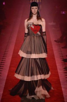 View the complete Gucci Spring 2017 collection from Milan Fashion Week. Gucci Spring 2017, Backless Formal Dresses, Gucci Spring, Design Textile, Couture Gowns, Closet Fashion, Spring Summer 2017, Heart On, Fashion 2017