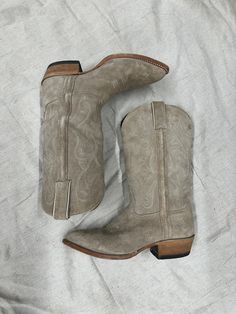 Vintage beige suede Frye cowboy boots size 8-9 Western Suede Moto Boots For Ranch, Western Suede Moto Boots For Rodeo, Western Moto Boots With Suede Lining, Western Goodyear Welted Boots For Fall, Fitted Beige Boots With Leather Sole, Western Suede Boots With Suede Lining, Western Boots With Suede Lining For Ranch, Country Style Suede Boots With Snip Toe, Western Suede Moto Boots For Fall