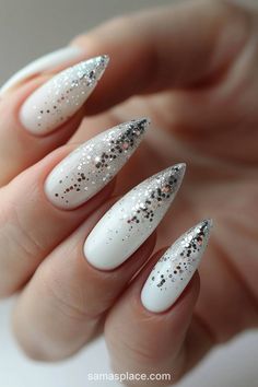 22+ Arctic White Winter Nails Art Ideas and Designs Cute Nails With Chrome, Silver Xmas Nails, Christmas Toe Nails Winter, Sparkle Holiday Nails, Chrome Holiday Nails, Sparkle Ombre Nails, Christmas Chrome Nails, Winter Sparkle Nails, Winter White Nails