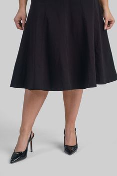 This long skirt has a very dressy cut that creates a gorgeous silhouette. The fabric stretches to ensure ease of movement. It adds a feminine touch to any outfit, whether you pair it with a dress shirt, T-shirt, pullover, or blazer. Stretch A-line Skirt For Work, Stretch A-line Skirt With Lining, Gathered Long Skirt Dress For Work, Long Skirt Dress With Gathered Detail For Workwear, Stretch Flared Skirt Dress, Flattering Lined Skirt In Solid Color, Flattering Solid Color Lined Skirt, Flattering Lined Skirt, Flattering Black Skirt For Spring