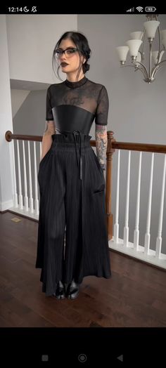 Nora Outfit, Alternative Chic, Edgy Work Outfits, Elegant Goth, Goth Chic, Corporate Fashion, Simple Look, Corset Belt, Looks Black