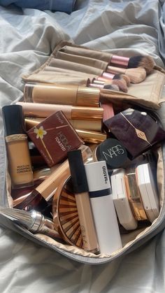 Lots Of Makeup Products, A Lot Of Makeup, A Daily Routine, Makeup Bag Essentials, Makeup Brush Storage, Lots Of Makeup, Glowing Makeup, Photo Makeup