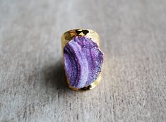 Super sparkly light purple druzy ring set on a hammered electroplated gold ban. SIZE : 7.5 Please avoid creams, soaps and water when wearing costume jewelry. For more rings please follow this link https://www.etsy.com/shop/mizzoktober?section_id=13858063 For shop policies please follow this link https://www.etsy.com/shop/mizzoktober/policy?ref=shopinfo_policies_leftnav Gold Amethyst Ring With Natural Stones As Gift, Gold Amethyst Ring Spiritual Gift, Adjustable Gold Amethyst Ring Gift, Gold Spiritual Amethyst Ring Gift, Spiritual Gold Amethyst Ring Gift, Handmade Gold Amethyst Ring Gift, Unique Gold Amethyst Ring For Gift, Hell Lila, Hammered Gold Ring