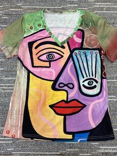 Peilia - Contemporary Abstract Figure Print V Neck T-Shirt, Versatile Short Sleeve Casual Tee for Spring & Summer, Womens Fashion Apparel Casual Multicolor Print V-neck T-shirt, Green V-neck T-shirt With Graphic Print, Trendy Multicolor Top With Sublimation Print, V-neck Graphic Print T-shirt For Vacation, Multicolor V-neck T-shirt For Vacation, Multicolor Cartoon Print T-shirt For Spring, Pink Printed V-neck T-shirt, Casual Multicolor Cartoon Print Tops, Multicolor Graphic Print V-neck T-shirt