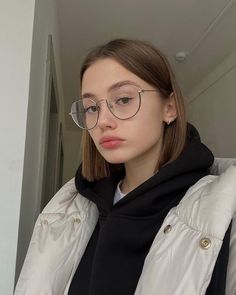 Classic Bob Haircut, Classy Glasses, Fancy Glasses, Glasses Inspiration, Glasses Trends, Classic Bob, Cute Glasses, Fashion Eye Glasses, Short Straight Hair