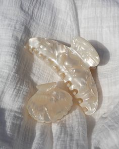 Save money when you buy this mesmerizing duo in a set. Set includes 1 OCEAN shell claw clip and 1 KAUI hair claw clip in IVORY PEARL. Perfect for easy claw clip hairstyles 🐚 Wedding Hair Claw Clip, Claw Clips Cute, Seashell Claw Clip, Mini Hair Clip Hairstyles, Pretty Hair Clips, Hair Claw Aesthetic, Aesthetic Hairclips, Claw Clips Aesthetic, Aesthetic Claw Clips