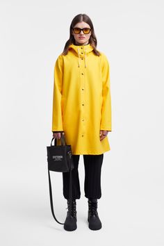 Mosebacke Raincoat Yellow | STUTTERHEIM US Modern Luxury Raincoat For Spring, Luxury Weatherproof Raincoat For Spring, Luxury Classic Raincoat For Fall, Luxury Classic Raincoat With Pockets, Luxury Weatherproof Spring Raincoat, Luxury Waterproof Winter Raincoat, Luxury Waterproof Raincoat For Travel, Luxury Travel Raincoat For Fall, Luxury Chic Raincoat For Work