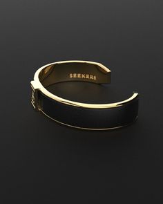 Pulsera de plata con formas elegantes y estilo muy masculino. Con un diseño robusto y contundente, se presenta como una pieza refinada para evocar un estilo atemporal.

Nuestras pulseras presentan una apariencia moderna con un toque fresco, utilizando una tradición que se remonta a los antiguos orfebres para redefinir un ícono desde una nueva perspectiva.
Con una sensibilidad a la vez antigua y moderna, estas pulseras tienen algo diferente que sugerir.
Es perfecto para cualquier ocasión y queda Masculine Style, Red Tigers Eye, Sterling Silver Cuff Bracelet, Leather Cuffs Bracelet, Ring Pendant Necklace, Black Rhodium, Sterling Silver Cuff, Silver Cuff Bracelet, Leather Cuffs