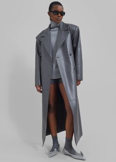 Color: Grey  Midweight faux leather fabric  Oversized fit  Peak lapels Padded shoulders Drop shoulders  Detachable strap at waist Engraved buttons Side seam pockets Interior pocket Back slit Double-breasted front button closure Lined  100% Polyurethane Dry Clean By The Frankie Shop Fashion Week Outfit Ideas, Faux Leather Trench Coat, Oversize Coat, Fits Inspiration, Cropped Trench Coat, Trench Coat Outfit, Types Of Coats, Big Shoulders, The Frankie Shop