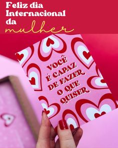 a pink box with hearts on it and the words voce de fazer que que que