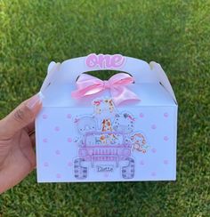 Safari custom treat box :) * Colors can be customized at your request * Box wording includes name & thank you or age on box handle  * If you would like to add wording to box, there will be an additional charge.  ⁕Please message me before placing your order if you would like to make changes. ✨ Don't see what you're looking for? Message me directly and I can create it for you💖  Shipping: When placing your order kindly take into consideration that it take 3-5 business to process orders, plus shipping.. * Standard shipping takes 3-8 business days * Express shipping takes 1-3 business days Please make your selection at check out accordingly. Moana Centerpieces, Safari Centerpieces, Pink Safari, 1st Birthday Girl, Girl 1st Birthday, Baby Shower Girl, Box Baby, Treat Box, Girl Shower