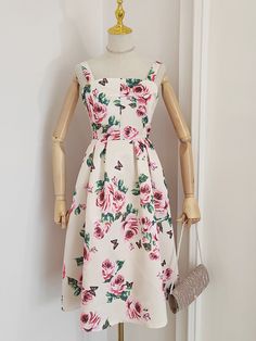 Name:Fashion, courtly style, rose printed dress, slim waist, strapless sundressMaterial:satinColor:as pictureFeatures:printed,fashionSize(cm)S,M,L 1inch=2.54cmS :length 103CM bust: 82cm-84cm,waist:68cmM:length 104CM bust 86cm-88cm,waist:70cm&ltbr/>&ltp&gtL: length 105CM bust 90cm-92cm,waist:72cm</p>&ltbr/>&ltp&gtNote:Due to different measurement methods,there will be 1-3 error(unite:cm), please understand.</p>&ltbr/>&ltp&gtPlease check the Pink Floral Print Strapless Midi Dress, Elegant Sleeveless Floral Dress With Rose Print, Floral Print Strapless Midi Dress For Garden Party, Strapless Sundress, Rose Print Dress, Dress Slim, Printed Dress, Custom Dresses, Slim Waist