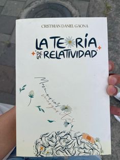 a person holding up a book in front of their face with the title la teeria de relativadad written on it