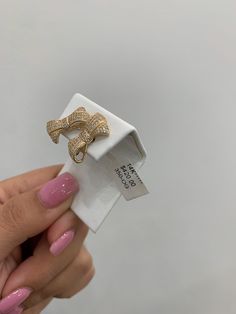 Bow earrings in 14k gold, real gold, it has white cubic zirconias that make the piece shine, it has an easy to use but very resistant clasp with perfect push, very detailed piece made in italy, you can wear it daily or on occasions specials like an elegant dinner, perfect measure, if you have any questions you can send a message, item sold by piece, weight undetermined. Luxury 14k Gold Earrings With Diamond Accents, Luxury Yellow Gold Cubic Zirconia Diamond Earrings, Luxury Gold Diamond Clip-on Earrings, Luxury 14k Gold Diamond Earrings With Accents, Gold 14k Pave Set Hoop Earrings, Luxury Earrings With Diamond Accents And Cubic Zirconia, Elegant Gold Diamond Earrings With Baguettes, Elegant Gold Diamond Earrings With Baguette Diamonds, Luxury Cubic Zirconia Earrings With Baguette Diamonds