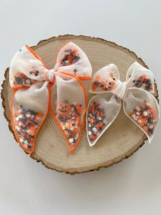 "How cute are these one of kind Shaker Bows! Orange bows will only have the Jack o lantern! Hair bows are the cutest hair accessory! Bows are made with removable clips on the right side but the clips can be removed to be used on the left side! If you would like clip on left please add to notes at checkout! Bow Measurements: Vera: 4.5\" by 5\" Vivi- 5.5\" by 7\" Alligator Clip Sizes: 2.35\" alligator clip teeth 1.9\" alligator clip Please don't leave your child unattended with the bows. Warning: Diy Alligator Clip Bows, Halloween Hair Bows Diy, Shaker Bows, Bow Measurements, Hair Bows For Girls, Halloween Hair Bows, Big Hair Bows, Bows For Girls, Chesapeake Va