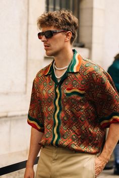 Paris Men Fashion Street Look, Mens Iconic Outfits, Men 2023 Style, Men Style Colorful, Men Outfits Colorful, Men Artsy Fashion, Mens Fashion Night Out Club, Mens Knitwear Street Style, Funky Men Outfits