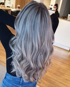 Ombre Ashy Blonde, Blonde Hair Color Ideas With Dark Roots, Cool Ash Blonde Hair, Smokey Ash Blonde, Blonde 2023, Ash Blonde Hair Balayage, Silver Ombre Hair, Hair Blending, Baylage Hair