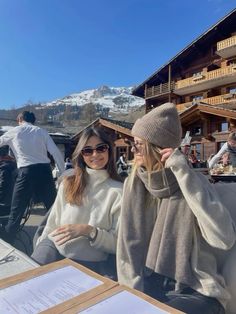 Winter Outfits Ski Resort, Snow Winter Fashion, Alpine Outfit Women, Winter Outfits For Italy, Ski Trip Outfit Ideas, Ski Lodge Aesthetic Outfits, Ski Winter Outfits, Aspen Style Winter, Vail Winter Outfits