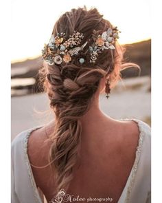 Summer Wedding Hairstyles, Style Hippy, Sheath Wedding Gown, Tulum Wedding, Bridal Flower Crown, Elegant Wedding Hair, Wedding Hair Flowers, Flower Headpiece, Classic Wedding Dress