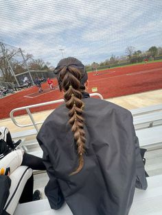 football game hairstyle Softball Hairstyles For Medium Hair, Dragon Braid Short Hair, Hair Styles For Running, Field Day Hairstyles, Dragon Braid Hairstyles, Softball Braids, Gameday Hair, Game Day Hairstyles, Football Hairstyles