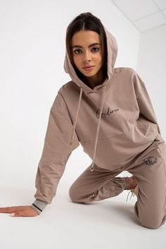 A sweatshirt set consisting of a sweatshirt and pants. Sweatshirt with long sleeves, hood and kangaroo pocket. Long pants with a tie at the waist, slip pockets on the sides. Cotton 90 % Spandex 10 % Size Lenght Chest Waist S/M 57/99 cm 120 cm 78 cm Denim T Shirt, Sweatshirt Set, Tracksuit Set, Basic Dress, Colorful Hoodies, Long Pants, Sweater Jacket, Fashion Pants, Kangaroo Pocket