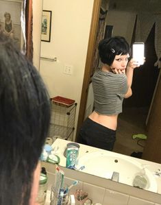 daisysdoodlebug on insta Angel Workout, Makeup Looks Everyday, Egirl Style, Short Grunge Hair, Fringe Hairstyles, Hair Tattoos, Grunge Makeup, Grunge Photography, Alternative Hair