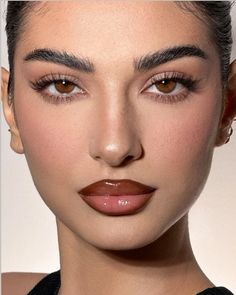 Make Up Inspiration Natural, Brown Lip Look, Luxury Makeup Look, Mauve Palette, Contour Lips, Flushed Cheeks, Makeup Brown, Sultry Makeup