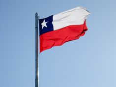 the texas state flag is flying high in the blue sky with a white star on it