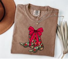 Western Christmas Cowboy Boots Shirt, Christmas Cowboy Shirt, Retro Christmas Shirt, Xmas Cowgirl Gifts, Christmas Shirt Welcome to Bee Design Gifts If you are looking for soft, comfy, first-rate shirts, you're in the right place! I love what I do and strive to make your shopping experience just right for you. If you have any questions, concerns or comments about my products, feel free to send a message anytime. Custom Personalized Comfort Colors T-Shirt, UNISEX Heavy Weight Shirt, ⭐ 6.1 oz., 100% ringspun cotton ⭐ Preshrunk ⭐Soft-washed, garment-dyed fabric, ⭐1" ribbed collar with double-needle topstitched neckline, ⭐Double-needle stitched sleeves and bottom hem ⭐Twill taped shoulder-to-shoulder ⭐ Set-in sleeves HOW TO PLACE ORDER 1. Check photos for size chart, model comparison and color Christmas Cowboy, Retro Christmas Shirt, Cowgirl Gifts, Cowboy Shirt, Western Christmas, Cowboys Shirt, Bee Design, Gifts Christmas, Look Plus