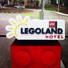 a legoland hotel sign is shown in front of a parking lot