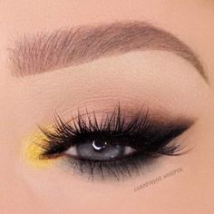 Smokey Cat Eye, Yellow Eye Makeup, Make Up Designs, Black Eye Makeup, Smokey Eye Makeup Look, Yellow Makeup, Black Smokey, Cat Eye Makeup, Eyes Black