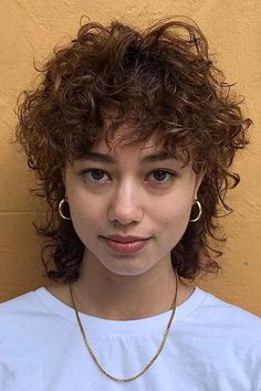 Are you in the mood for cute curly hair mullet styles that women are getting right now? This curly mullet with curly bangs is one of the 26 alluring images we have on our website. Simply tap the photo or click on the link to see more! // Photo Credit: @mouseybrowne on Instagram Androgynous Haircut, Curly Mullet, Cute Curly Hairstyles, Haircut Styles, Wavy Hairstyles, Curly Girl Hairstyles