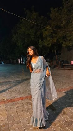 saree poses farewell Farewell Saree Outfit Ideas, Farewell Saree Poses, Saree Styles For Farewell College, Sarees For Graduation Day, Fairwell Sarees, Farewell Sarees School Ideas, Farewell Dresses School Indian, Saree Farewell School Classy