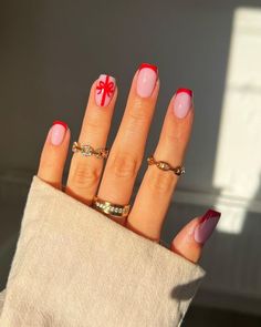 Christmas Nails Acrylic Aesthetic, Christmas Nails New Years, Minimal Christmas Nails Red, Cute Nails New Years, Cute Nails Holiday, Christmas Nails Manicure, Builder Gel Nails Christmas, Christmas Nails Short Design, Present Bow Nails