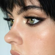 Maquillage On Fleek, Eyeliner Tips, Mekap Mata, Alyssa Edwards, Makeup Looks For Green Eyes, Smokey Eyeliner, Black Smokey, Brown Eyeliner, Smink Inspiration