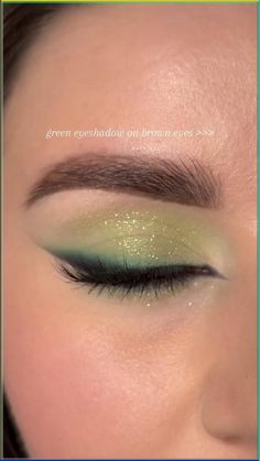 80s Makeup Green Eyes, Green Inspired Makeup Look, Green Makeup Inspo Aesthetic, Green Pastel Makeup, Color Eye Shadow Ideas, Brown Eye Green Eyeshadow, Hoco Green Makeup, Pistachio Eye Makeup, Green Pastel Eyeshadow