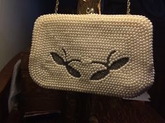 A personal favorite from my Etsy shop https://www.etsy.com/listing/267648354/vintage-pearl-handbag-purse Pearl Handbag, Fancy Purses, Vintage Wedding Jewelry, Quilted Wallet, Beaded Evening Bags, Pearl Bag, Diy Purse, Vintage Pearl, Quality Handbags